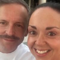 Ein britisches Paar, das in Thailand gestrandet ist, berichtet, dass sich ihr Traumurlaub in einen Albtraum verwandelt hat, nachdem Flugausfälle im Zusammenhang mit dem Konflikt zwischen den USA und Israel und dem Iran sie an der Heimreise hindern. Laura Webster, 40, aus Birmingham, sagte, ihr Reisebüro habe ihr und ihrem Mann mitgeteilt, dass es für mindestens zwei Wochen keine Flüge nach Großbritannien gebe. Die beiden haben kleine Kinder in Großbritannien, die derzeit von ihren Ex-Partnern betreut werden.