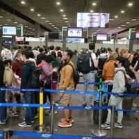 Ausländer sehen sich mit Unsicherheit konfrontiert, da sich die Visaoptionen verringern und die Regeln verschärft werden.