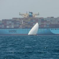 Die Meerenge ist von besonderer Bedeutung für die globalen Energiemärkte, da rund 20 Prozent des weltweiten Seetransports von Öl durch sie hindurchgeführt werden. Die Angriffe auf den Iran werden fortgesetzt, nachdem der oberste Führer bei einem US-amerikanischen und israelischen Angriff getötet wurde.