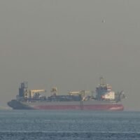 Die Energiepreise stiegen am Montag sprunghaft an, da der Krieg im Nahen Osten zu Ausfällen wichtiger Energieerzeugungsanlagen führte und eine wichtige Wasserstraße praktisch vom Schiffsverkehr geleert wurde. Die europäischen Erdgaspreise schlossen den Tag mit einem Plus von über 39 Prozent ab, nachdem sie im Laufe des Tages bereits um mehr als 50 Prozent gestiegen waren.