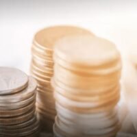 Der thailändische Baht dürfte weiter an Wert verlieren, da der eskalierende Nahostkonflikt und die verzögerten US-Zinssenkungen die Währung belasten. Am 20. März berichtete PPTVHD36, dass der Baht bereits auf knapp über 32,80 pro US-Dollar gefallen sei – den niedrigsten Stand seit fünf Monaten. Analysten prognostizieren, dass sich der Kurs der Währung im kommenden Monat in einer Spanne von 32,60 bis 33,10 gegenüber dem Dollar bewegen wird.