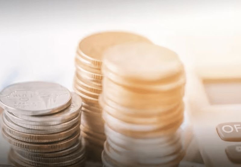 Der thailändische Baht dürfte weiter an Wert verlieren, da der eskalierende Nahostkonflikt und die verzögerten US-Zinssenkungen die Währung belasten. Am 20. März berichtete PPTVHD36, dass der Baht bereits auf knapp über 32,80 pro US-Dollar gefallen sei – den niedrigsten Stand seit fünf Monaten. Analysten prognostizieren, dass sich der Kurs der Währung im kommenden Monat in einer Spanne von 32,60 bis 33,10 gegenüber dem Dollar bewegen wird.