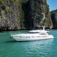 Ein deutscher Kapitän wurde an Bord einer Luxussegelyacht in Phuket festgenommen. Ihm wird vorgeworfen, im Andamanischen Meer illegale Touren angeboten zu haben. Die Behörden stellten fest, dass er ohne Lizenz teure Mehrtagespakete an ausländische Touristen verkauft hatte. Die Festnahme erfolgte am 12. März 2026 nach fünfmonatigen Ermittlungen der Wasserschutzpolizei und der Tourismusbehörden.