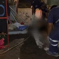 Ein 38-jähriger deutscher Staatsbürger, dessen Name nicht genannt wurde, stürzte am späten Abend des 11. März 2026 aus dem neunten Stock eines Hotels in Pattaya und starb. Die Polizei ging zunächst von einem Suizid aus, der auf Stress aufgrund persönlicher und finanzieller Probleme zurückzuführen war. Der Vorfall ereignete sich um 23:35 Uhr in einem Hotel in der Soi Pratumnak 5 in der Provinz Chon Buri.