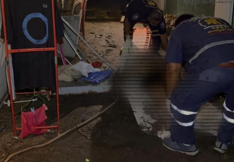 Ein 38-jähriger deutscher Staatsbürger, dessen Name nicht genannt wurde, stürzte am späten Abend des 11. März 2026 aus dem neunten Stock eines Hotels in Pattaya und starb. Die Polizei ging zunächst von einem Suizid aus, der auf Stress aufgrund persönlicher und finanzieller Probleme zurückzuführen war. Der Vorfall ereignete sich um 23:35 Uhr in einem Hotel in der Soi Pratumnak 5 in der Provinz Chon Buri.