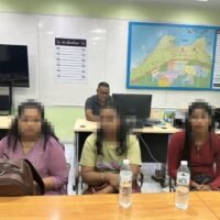 Die Polizei in Pattaya hat zwei indische Männer festgenommen, die beschuldigt werden, drei indische Frauen verschleppt und sie zur Prostitution am Strand von Pattaya, Chon Buri, gezwungen zu haben. Die Verdächtigen sollen die Frauen mit expliziten Fotos erpresst und ihnen Essen und Trinken vorenthalten haben, wenn sie sich weigerten, mitzuwirken. Beide Männer bestreiten die Vorwürfe