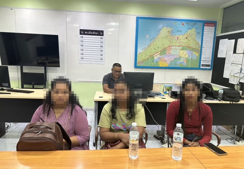 Die Polizei in Pattaya hat zwei indische Männer festgenommen, die beschuldigt werden, drei indische Frauen verschleppt und sie zur Prostitution am Strand von Pattaya, Chon Buri, gezwungen zu haben. Die Verdächtigen sollen die Frauen mit expliziten Fotos erpresst und ihnen Essen und Trinken vorenthalten haben, wenn sie sich weigerten, mitzuwirken. Beide Männer bestreiten die Vorwürfe