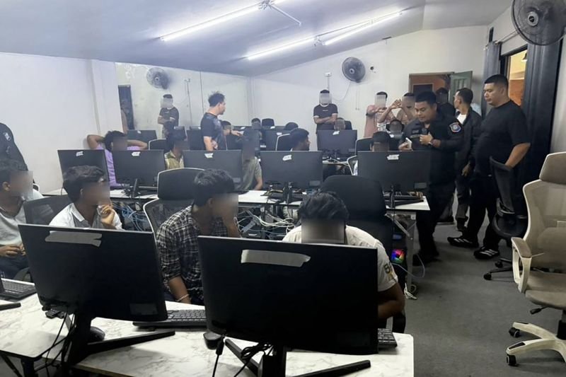 Die Polizei in Pattaya hat an einem einzigen Tag zwei Online-Glücksspielnetzwerke mit einem Gesamtjahresumsatz von 2,3 Milliarden Baht zerschlagen. Dies geschah nach separaten Razzien in zwei Villen, bei denen 68 indische Staatsangehörige festgenommen wurden.