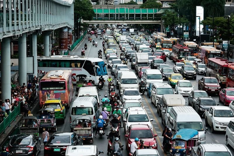 Unternehmer in ganz Thailand haben sich über den plötzlichen Anstieg der Diesel- und Kraftstoffpreise beschwert und erklärt, der Preisanstieg habe den ohnehin schon steigenden Kostendruck verschärft und zwinge einige dazu, Preiserhöhungen oder Kürzungen in Betracht zu ziehen.