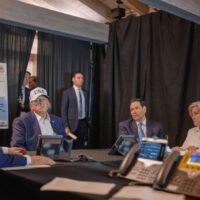 Der Iran feuerte am Sonntag Raketen auf Ziele in Israel und arabischen Golfstaaten ab, nachdem er massive Vergeltung für die Tötung des Obersten Führers Ayatollah Ali Khamenei durch die Vereinigten Staaten und Israel geschworen hatte, was US-Präsident Donald Trump dazu veranlasste, Teheran vor einer weiteren Eskalation zu drohen