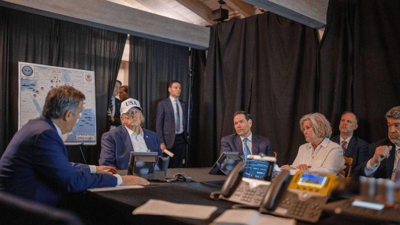 Der Iran feuerte am Sonntag Raketen auf Ziele in Israel und arabischen Golfstaaten ab, nachdem er massive Vergeltung für die Tötung des Obersten Führers Ayatollah Ali Khamenei durch die Vereinigten Staaten und Israel geschworen hatte, was US-Präsident Donald Trump dazu veranlasste, Teheran vor einer weiteren Eskalation zu drohen