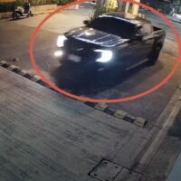 Die Polizei hat am 28. Februar drei Verdächtige wegen eines geplanten Raubüberfalls in Pattaya festgenommen. Dabei sollen über zwei Millionen Baht aus einem Tresor gestohlen worden sein. Die Täter sollen drei Fahrzeuge benutzt haben, um der Festnahme zu entkommen – eine Vorgehensweise, die an den Film „Fast & Furious“ erinnert.