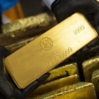 Goldpreise stiegen um bis zu 2 % und konnten damit einen Teil der Verluste wieder wettmachen, nachdem ihre viertägige Gewinnserie am Dienstag geendet hatte. Händler wägen die Risikoprämie von Gold gegen den stärkeren Dollar ab, dessen Währungsindex in dieser Woche um 1,4 % zulegte. Steigende Anleiherenditen und stark steigende Energiepreise erhöhten das Risiko einer weit verbreiteten Inflation.
