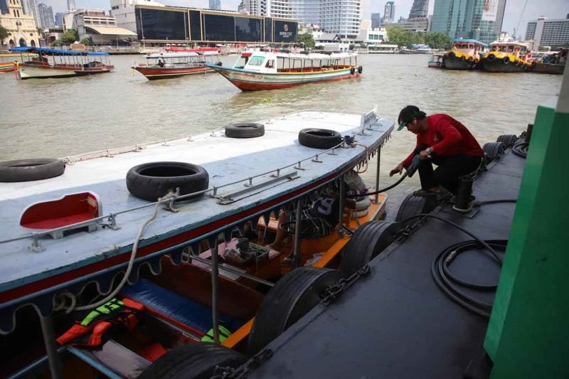 Die thailändische Regierung verhandelt über mehr Öl. Die aktuellen Reserven reichen für mindestens 96 Tage, berichten die lokalen Medien. Premierminister Anutin Charnvirakul sagt, Thailand verhandle mit allen wichtigen Ölförderländern, nicht nur mit Russland, um die Energieversorgung zu sichern, und fügt hinzu, dass das Land keinen Energiemangel erleiden werde.