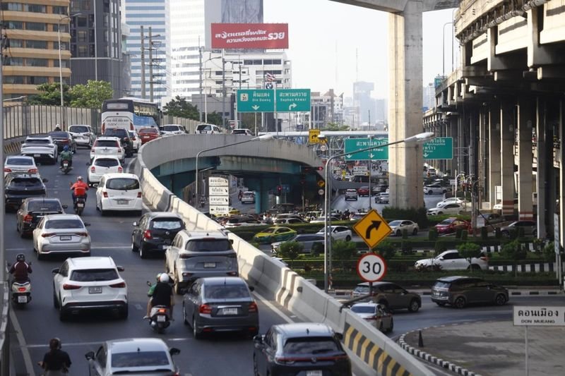 Sieben Tourismusverbände unter dem Dachverband der thailändischen Tourismusverbände (Fetta) haben Konjunkturprogramme im Gesamtwert von 15 Milliarden Baht gefordert, darunter Bargeldzuwendungen an einheimische Touristen, um einen Brancheneinbruch aufgrund des Golfkriegs zu verhindern.