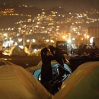 Thailand hat angesichts der zunehmenden Spannungen im Nahen Osten die Überwachungs- und Notfallmaßnahmen für Schifffahrt und Luftfahrt verstärkt. Die Behörden unterstützen thailändische Staatsangehörige und koordinieren die sichere Passage für Handelsschiffe, die von Störungen an wichtigen maritimen Engpässen betroffen sind.