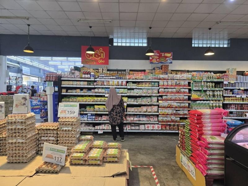 Der Nahostkonflikt setzt die Lieferkettenkosten unter Druck. Die Produktpreise bleiben 60 Tage lang stabil, berichten die lokalen Medien. Laut einem Einzelhändler in der nordöstlichen Region, der sich auf Daten von Zulieferern beruft, werden die Vorräte an Konsumgütern zu den aktuellen Preisen voraussichtlich nur noch etwa zwei Monate reichen, da der Nahostkonflikt die Ölpreise in die Höhe getrieben hat.