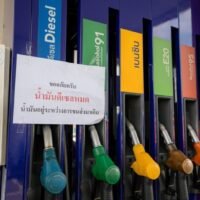 Der Krieg wird länger dauern als erwartet, berichtet die Bangkok Post. Der Ölpreisanstieg dürfte das thailändisches BIP-Wachstum voraussichtlich stark beeinträchtigen. Laut dem amtierenden Finanzminister Ekniti Nitithanprapas wird erwartet, dass jede Erhöhung des Ölpreises pro Barrel um 10 US-Dollar das thailändische BIP um 0,2 Prozentpunkte verringern wird.