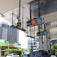 Die Preise für Diesel und Benzin an den Zapfsäulen erreichten am Dienstag einen Höchststand, nachdem das Office of the Oil Fuel Fund am späten Montagabend die jüngste Ankündigung zu Treibstoffsubventionen gemacht hatte. Die Kraftstoffpreise stiegen um 5 Uhr morgens um 1,80 Baht pro Liter für Diesel und um 1,00 Baht pro Liter für Benzin.