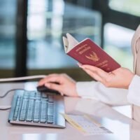 Thailand verstärkt seine Grenzkontrollen und Visa-Verlängerungsprüfungen, um transnationale Kriminelle abzuschrecken. Auf Anordnung des stellvertretenden Polizeichefs, General Samran Nuanma, wird die Einwanderungspolizei strengere Maßnahmen an den Einreisepunkten durchsetzen und Visaanträge im Zusammenhang mit den Unruhen im Nahen Osten genauer prüfen. Diese Initiative zielt darauf ab, die Ausnutzung von Gesetzeslücken durch Kriminelle, die in Thailand Zuflucht suchen, zu verhindern.