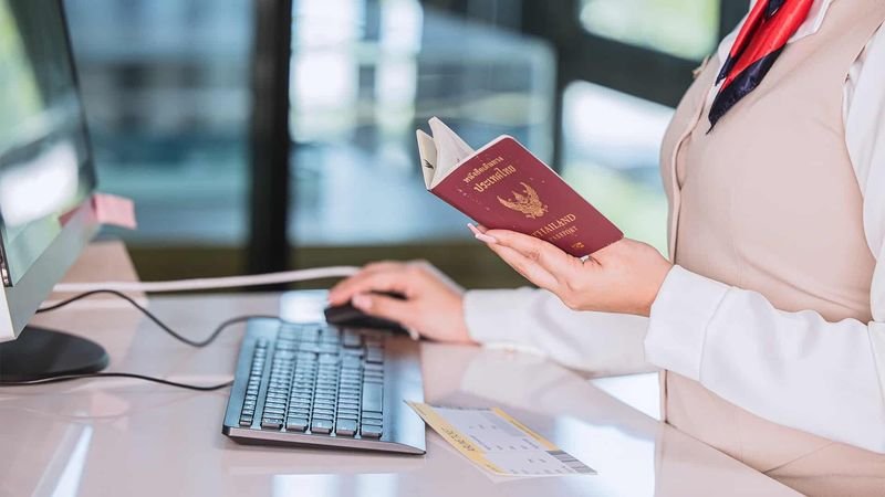 Thailand verstärkt seine Grenzkontrollen und Visa-Verlängerungsprüfungen, um transnationale Kriminelle abzuschrecken. Auf Anordnung des stellvertretenden Polizeichefs, General Samran Nuanma, wird die Einwanderungspolizei strengere Maßnahmen an den Einreisepunkten durchsetzen und Visaanträge im Zusammenhang mit den Unruhen im Nahen Osten genauer prüfen. Diese Initiative zielt darauf ab, die Ausnutzung von Gesetzeslücken durch Kriminelle, die in Thailand Zuflucht suchen, zu verhindern.