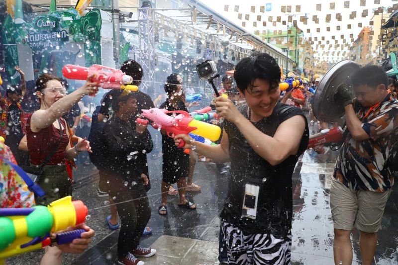 Wasuchet Sophonsathien, Berater des thailändischen Transportunternehmerverbands, erklärte, dass die steigenden Treibstoffpreise kurzfristig Auswirkungen auf das Songkran-Fest im nächsten Monat haben könnten. Einige Touristen hätten bereits Reisen durch verschiedene Provinzen gebucht, viele andere seien jedoch noch unentschlossen, da sie die Treibstoffpreise abwarteten, bis sie sich sicherer fühlten.