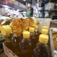 Steigende Treibstoff- und Transportkosten drohen, die Preise für lebensnotwendige Güter in die Höhe zu treiben, während das Handelsministerium versucht, die Einzelhandelspreise bis April zu stabilisieren.