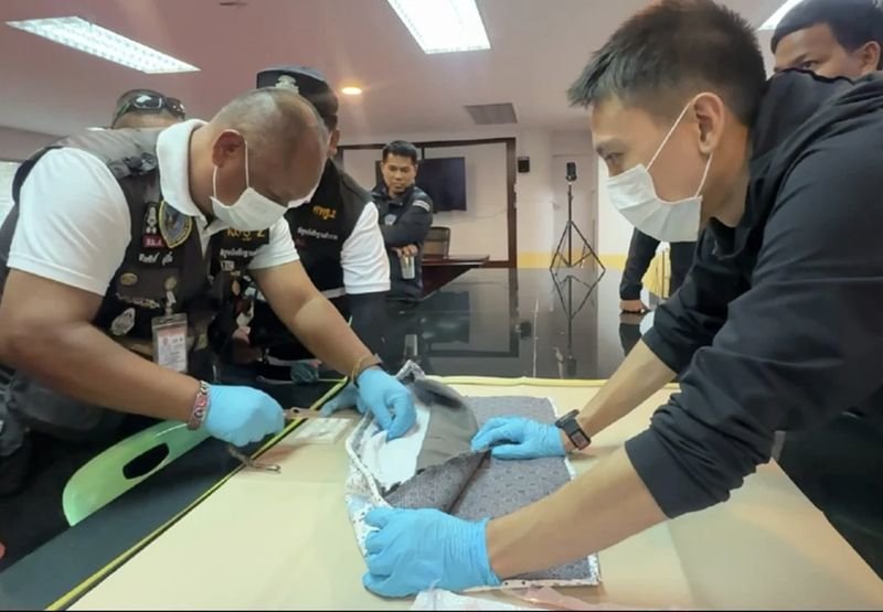 Die Polizei hat in der Provinz Chachoengsao eine 45-jährige Frau festgenommen, nachdem sie fast 10 Kilogramm Heroin in Sitzkissen versteckt entdeckt hatte. Das Heroin war für den Versand nach Sydney, Australien, bestimmt. Der Wert der beschlagnahmten Drogen wird lokal auf über 10 Millionen Baht geschätzt und könnte auf dem internationalen Markt bis zu 70 Millionen Baht erreichen.
