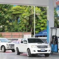 Die thailändische Regierung erwägt, Tankstellen um 22 Uhr zu schließen, allerdings nur, wenn der Nahostkonflikt die Treibstoffreserven kritisch beeinträchtigt. Laut Sarawut Kaewtathip, Generaldirektor des Energieministeriums, ist die Lage derzeit noch beherrschbar. Es werden Maßnahmen ergriffen, um die Treibstoffnachfrage im ganzen Land zu ermitteln und zu steuern.