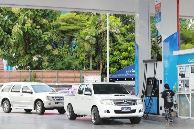 Die thailändische Regierung erwägt, Tankstellen um 22 Uhr zu schließen, allerdings nur, wenn der Nahostkonflikt die Treibstoffreserven kritisch beeinträchtigt. Laut Sarawut Kaewtathip, Generaldirektor des Energieministeriums, ist die Lage derzeit noch beherrschbar. Es werden Maßnahmen ergriffen, um die Treibstoffnachfrage im ganzen Land zu ermitteln und zu steuern.