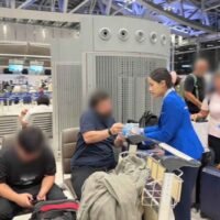 Mehr als 40.000 Touristen, die aufgrund von Flugausfällen im Nahen Osten hier gestrandet waren, sind sicher nach Hause zurückgekehrt. Möglich wurde dies durch die vorübergehende Genehmigung der thailändischen Zivilluftfahrtbehörde (CAAT), die es Reiseveranstaltern in den Herkunftsländern erlaubte, Charterflüge zu ihrer Abholung zu schicken.