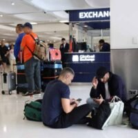 Der weltweite Flugverkehr war am Sonntag weiterhin stark beeinträchtigt, da der Krieg im Iran die wichtigsten Flughäfen des Nahen Ostens, darunter Dubai, den verkehrsreichsten internationalen Flughafen der Welt, den zweiten Tag in Folge geschlossen hielt. Dies war einer der schwersten Einbrüche in der Luftfahrtbranche der letzten Jahre. Wichtige Transitflughäfen wie Dubai und Abu Dhabi in den Vereinigten Arabischen Emiraten sowie Doha in Katar waren geschlossen oder stark eingeschränkt