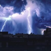 Der thailändische Wetterdienst (TMD) teilte am Montag mit, dass ein Hitzetiefdruckgebiet über Nordthailand liege, während südliche und südöstliche Winde Feuchtigkeit aus dem Südchinesischen Meer und dem Golf von Thailand in die Region brächten, wo weiterhin heiße Bedingungen herrschten.