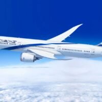 Der israelische Luftraum bleibt für die meisten kommerziellen Flüge mindestens bis zum 16. April gesperrt, was den Reiseverkehr zwischen Israel und Thailand erheblich einschränkt, teilte das thailändische Außenministerium am Sonntag, den 29. März, mit. Lediglich die beiden israelischen Fluggesellschaften El Al und Arkia führen ihre Flüge unregelmäßig weiter, wobei es jederzeit zu kurzfristigen Flugausfällen kommen kann. Die Einschränkungen haben Reisepläne durcheinandergebracht und bei thailändischen Staatsangehörigen in der Region Besorgnis ausgelöst.