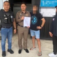 . Die Behörden haben in Krabi einen von einem israelischen Staatsbürger mit thailändischen Strohmännern betriebenen Cannabis-Ring zerschlagen. Dabei wurden hochpotente Cannabisextrakte mit einem THC-Gehalt weit über den zulässigen Grenzwerten gefunden. Das Büro des Drogenbekämpfungsamtes (ONCB) gab bekannt, dass die Operation zu mehreren Festnahmen und der Beschlagnahme von Vermögenswerten im Wert von rund 3 Millionen Baht geführt hat.