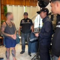Die Einwanderungspolizei in Surat Thani hat einen israelischen Staatsbürger festgenommen, der beschuldigt wird, auf Koh Phangan mit Drogen an Touristen verkauft zu haben. Bei einer Razzia am 8. März wurden Kokain und mehrere andere Betäubungsmittel beschlagnahmt.