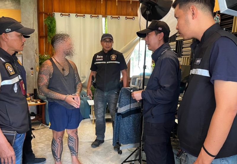 Die Einwanderungspolizei in Surat Thani hat einen israelischen Staatsbürger festgenommen, der beschuldigt wird, auf Koh Phangan mit Drogen an Touristen verkauft zu haben. Bei einer Razzia am 8. März wurden Kokain und mehrere andere Betäubungsmittel beschlagnahmt.