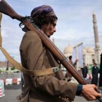 Das Risiko eines ausgeweiteten Iran-Krieges wuchs, als die mit dem Iran verbündeten Huthis im Jemen am Samstag ihre ersten Angriffe auf Israel seit Beginn des Konflikts starteten, obwohl gleichzeitig zusätzliche US-Truppen im Nahen Osten eintrafen. Washington hat Tausende Marinesoldaten in den Nahen Osten entsandt. Das erste von zwei Kontingenten traf am Freitag auf einem amphibischen Angriffsschiff ein, teilte das US-Militär am Samstag mit.