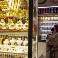 Lokale Goldhändler sagen, dass die Preise auf über 6.000 US-Dollar pro Unze steigen könnten, wobei einheimische Goldbarren zu 88.000 Baht pro Baht-Gewicht gehandelt werden, falls der andauernde Konflikt im Nahen Osten vier Wochen andauert, wie US-Präsident Donald Trump erklärt hat.