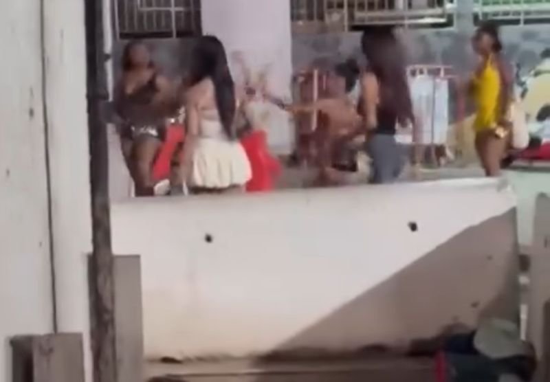 In den späten Abendstunden kam es am Strand von Pattaya zu einer Auseinandersetzung zwischen einer Gruppe thailändischer Transfrauen und ausländischen Frauen, die online große Aufmerksamkeit erregte. Der Vorfall ereignete sich am 29. März 2026 um 3:50 Uhr. Videoaufnahmen davon kursierten schnell in den sozialen Medien und riefen heftige Kritik hervor. Augenzeugen berichteten von chaotischen Zuständen am Strand, die Touristen in der Nähe beunruhigten, als die Auseinandersetzung in eine Handgreiflichkeit eskalierte.