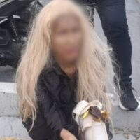 . Ein thailändischer Transmann versuchte in Pattaya, einem Deutschen die Tasche zu stehlen – nur einen Tag nach seiner Haftentlassung wegen Diebstahls. Der Vorfall wurde von einem Einheimischen namens Sue gefilmt, der das Video in den sozialen Medien teilte, um ausländische Touristen vor möglichen Gefahren in der Gegend zu warnen. Laut Sue verhielt sich der Transmann verdächtig und hatte es auf Touristen mit Taschen auf der Pattaya Sai Song Road abgesehen.