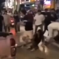 Ein 25-jähriger Thailänder hat Anzeige erstattet, nachdem er in einem Nachtclub in Pattaya von einer Gruppe von über 20 Männern angegriffen und verletzt wurde. Zwei weitere Personen wurden dabei verletzt. Der Vorfall ereignete sich am 24. März 2026 gegen 22:00 Uhr auf der Pattaya Third Road. Das Opfer, Herr Ek, übergab den Behörden Videomaterial und erklärte, er werde den Fall mit allen rechtlichen Mitteln verfolgen.