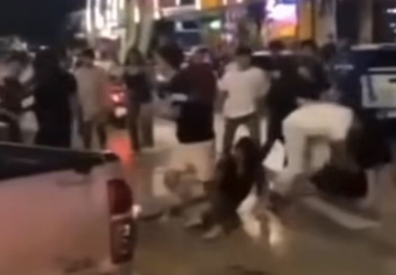 Ein 25-jähriger Thailänder hat Anzeige erstattet, nachdem er in einem Nachtclub in Pattaya von einer Gruppe von über 20 Männern angegriffen und verletzt wurde. Zwei weitere Personen wurden dabei verletzt. Der Vorfall ereignete sich am 24. März 2026 gegen 22:00 Uhr auf der Pattaya Third Road. Das Opfer, Herr Ek, übergab den Behörden Videomaterial und erklärte, er werde den Fall mit allen rechtlichen Mitteln verfolgen.