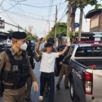 Am 8. März rückten Polizisten der Polizeistation Bang Khun Thian zu einem Einsatz in der Soi Thoet Thai 82 im Bezirk Phasi Charoen aus, nachdem eine Frau dort mit zwei Stichwunden im Halsbereich tot aufgefunden worden war. Die Beamten fanden die Leiche der 49-jährigen Winatsada auf einem Bett liegend vor.