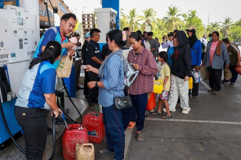 Die Regierung schlägt einen gesteuerten Float vor. Rohölpreise stellen BIP- und Inflationsziele auf die Probe. Angesichts der Erwartung, dass die Dieselpreise im Inland 60 Baht pro Liter erreichen könnten, wird der Regierung empfohlen, einen Ansatz mit kontrolliertem Floating zur Bewältigung der Energiepreise zu verfolgen.