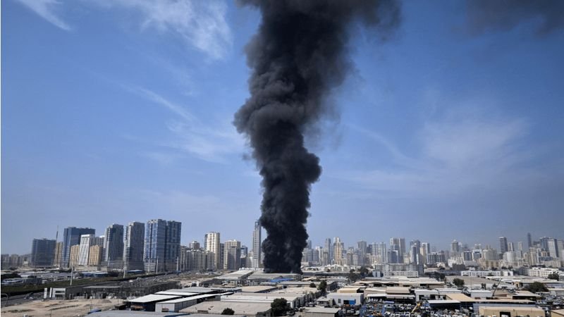 Explosionen ließen im ganzen Land Fensterscheiben erzittern und schickten Rauchwolken hoch in den Himmel über Teheran. Mehr als 200 Menschen seien seit Beginn der Angriffe, bei denen Khamenei und andere hochrangige iranische Politiker getötet wurden, ums Leben gekommen, teilten iranische Regierungsvertreter mit.