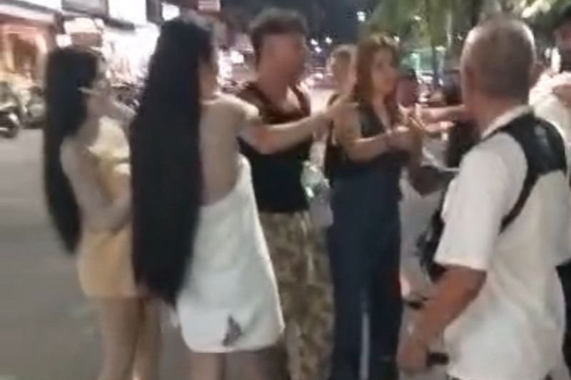 Zwei Transfrauen wurden am frühen Donnerstagmorgen in der Nähe des Strandes von Pattaya dabei beobachtet, wie sie völlig nackt einem ausländischen Touristen hinterherrannten, fluchten und Bezahlung für ihre sexuellen Dienste verlangten.