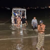 Ein ausländischer Mann wurde am 4. März 2026 in Süd-Pattaya von der Polizei festgenommen, nachdem er zunächst teilweise und später vollständig nackt eine Straße entlanggerannt war und damit bei Anwohnern und Ladenangestellten Besorgnis ausgelöst hatte. Beamte der Polizeistation Pattaya nahmen ihn in Gewahrsam und brachten ihn zur Untersuchung und Behandlung in ein Krankenhaus. Sein Name und seine Nationalität wurden von den Behörden nicht bekannt gegeben.