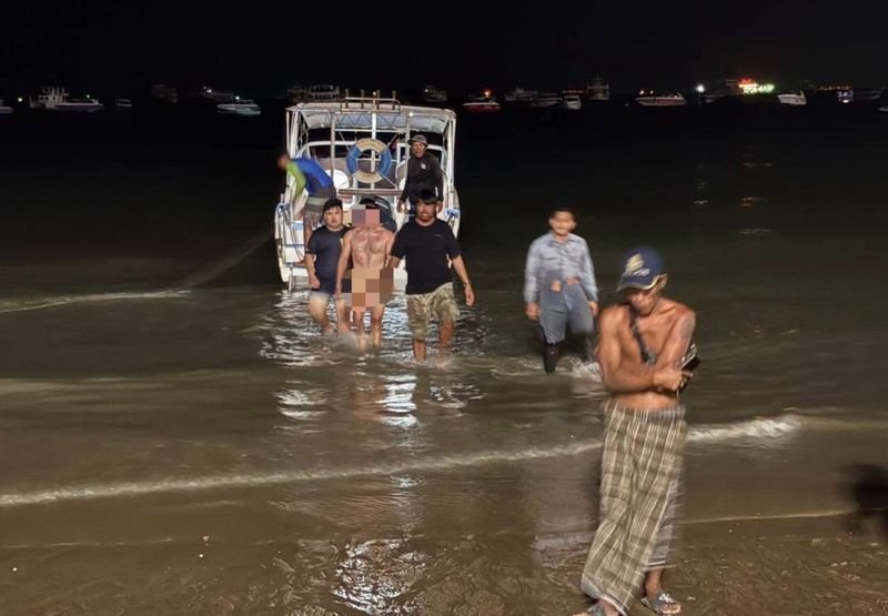 Ein ausländischer Mann wurde am 4. März 2026 in Süd-Pattaya von der Polizei festgenommen, nachdem er zunächst teilweise und später vollständig nackt eine Straße entlanggerannt war und damit bei Anwohnern und Ladenangestellten Besorgnis ausgelöst hatte. Beamte der Polizeistation Pattaya nahmen ihn in Gewahrsam und brachten ihn zur Untersuchung und Behandlung in ein Krankenhaus. Sein Name und seine Nationalität wurden von den Behörden nicht bekannt gegeben.