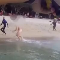 Ein deutscher Tourist wurde von der Polizei mit einem Elektroschocker außer Gefecht gesetzt, nachdem er auf der thailändischen Insel Koh Tao randaliert und dabei angeblich ein Handy, ein Motorrad und ein Kajak gestohlen hatte, bevor er versuchte, ins Meer zu fliehen. Beamte nahmen den Mann fest, nachdem sie ihn nackt am Chalok Beach angetroffen hatten. Er wurde später ins Krankenhaus gebracht, während die Polizei weiterhin den Anzeigen mehrerer Opfer nachgeht.